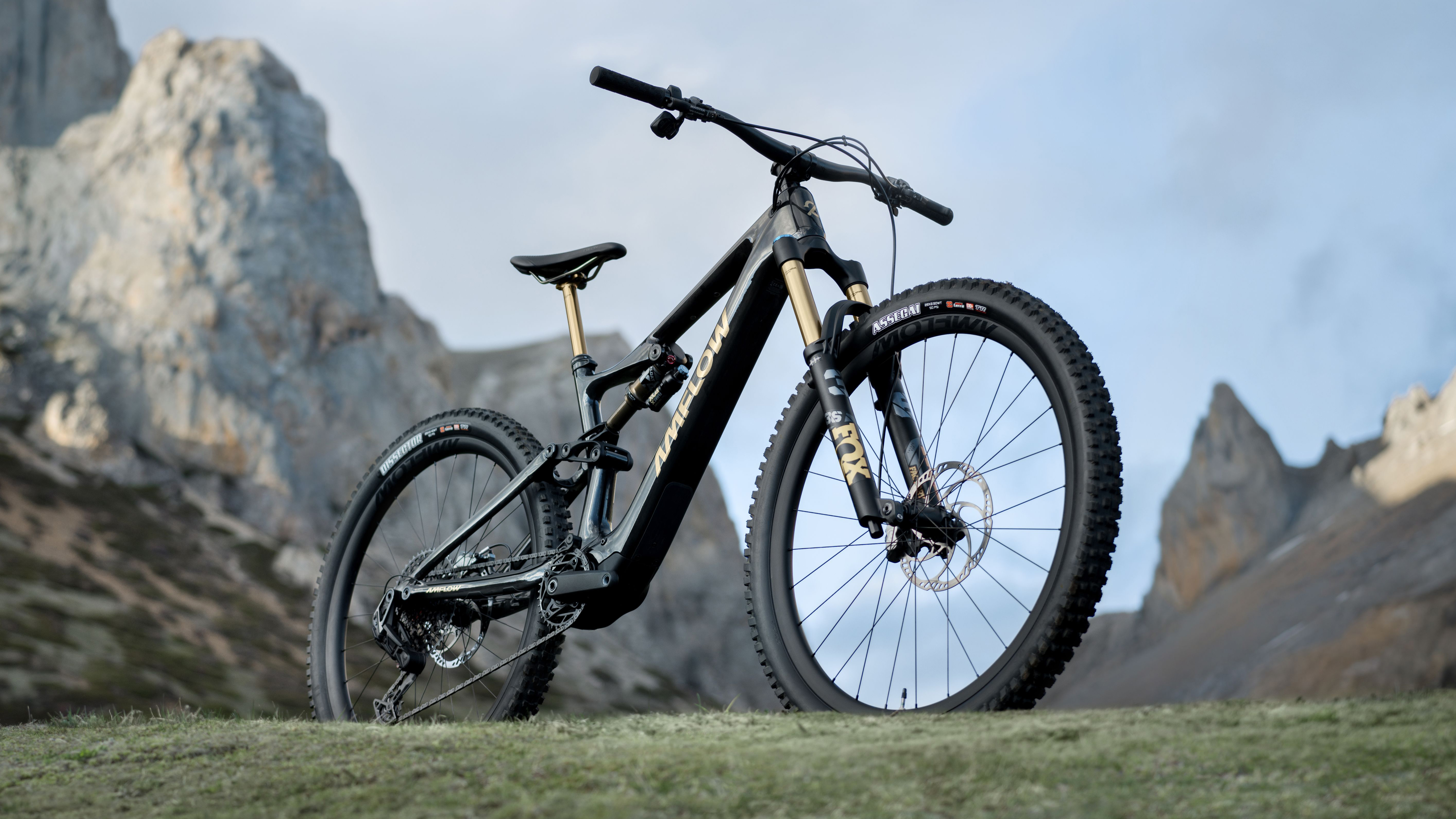 The Amflow PL electric mountain bike on top of a mountain