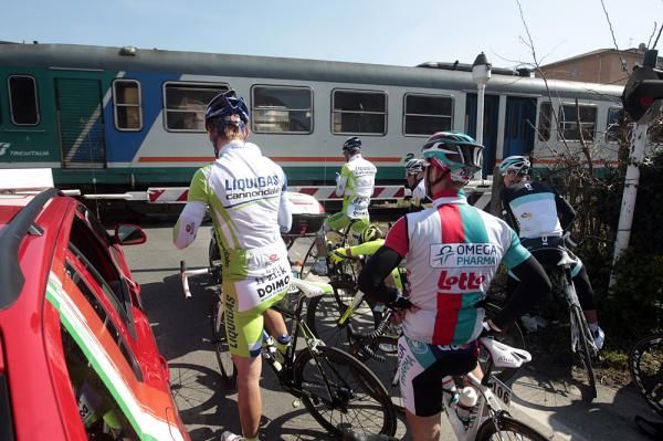 The peloton was held up by a level crossing, giving the breakaway more time.