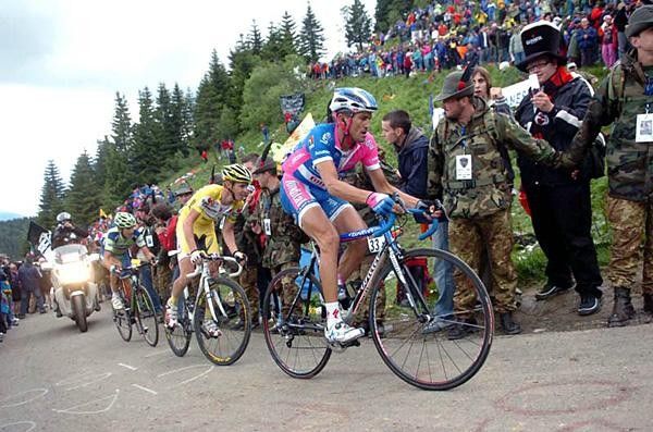 Marzio Bruseghin (Lampre-Fondital) struggles with Riccardo Ricc&ograve; (Saunier Duval-Prodir).