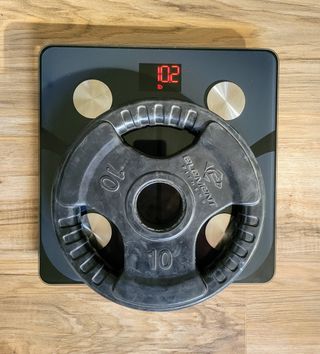 A photo of a 10kg weight on the Renpho Smart Body Fat Scale