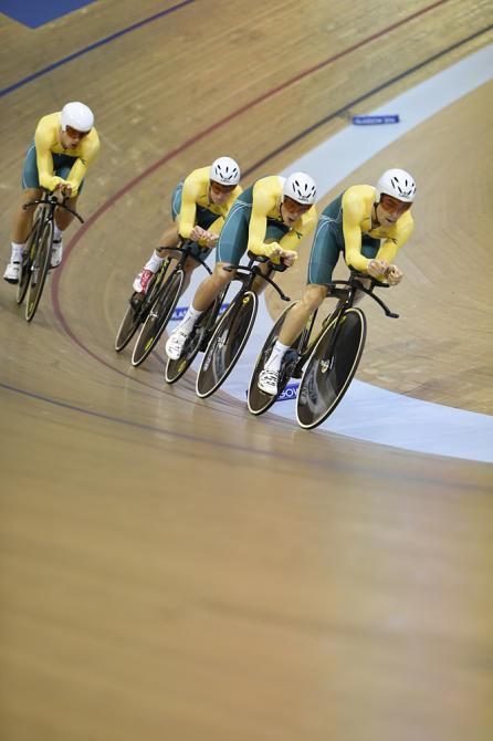 Australian team on its way to winning the men's team pursuit with Jack Bobridge, Luke Davison, Alex Edmondson, Glenn O'Shea