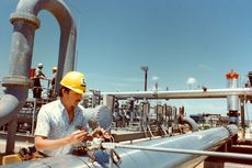 A technician inspects gauge on meter station at the Reserve's Bryan Mound site near Freeport, TX. Credit: DOE