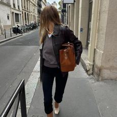 An image of @annelauremais wearing one of the biggest trends to wear with leggings.