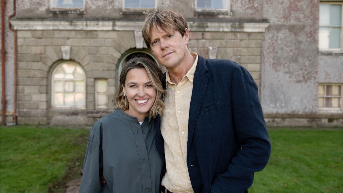 Beyond Paradise&#039;s Martha Lloyd (Sally Bretton) and Humphrey Goodman (Kris Marshall) stood together 