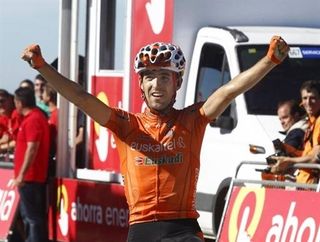 Stage 16 - Nieve solos to first Grand Tour stage win