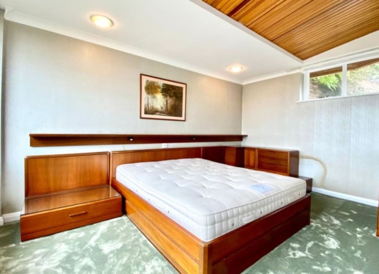 Bedroom with parana panelled ceiling and structure