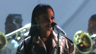 Rihanna performing at the 2016 MTV Vmas Diamonds