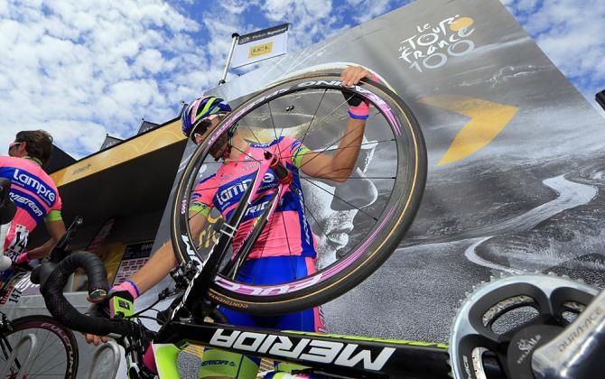 Matteo Bono (Lampre - Merida) makes an adjustment