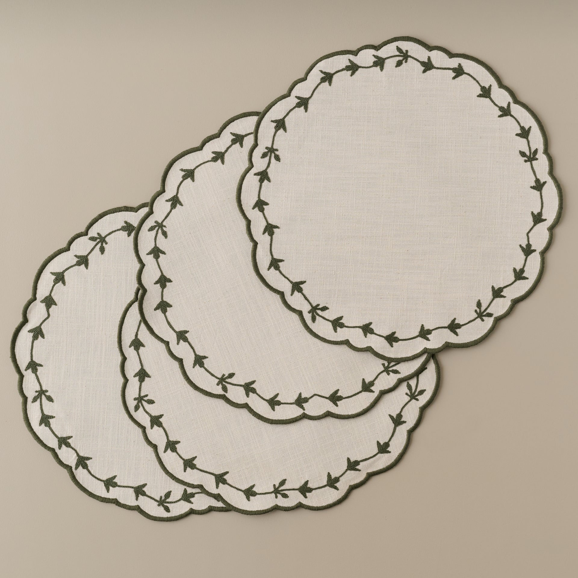 Green Embroidered Edge Scalloped Reversible Placemat