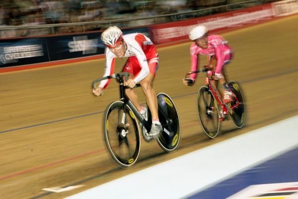 Action aplenty during the men's points race.