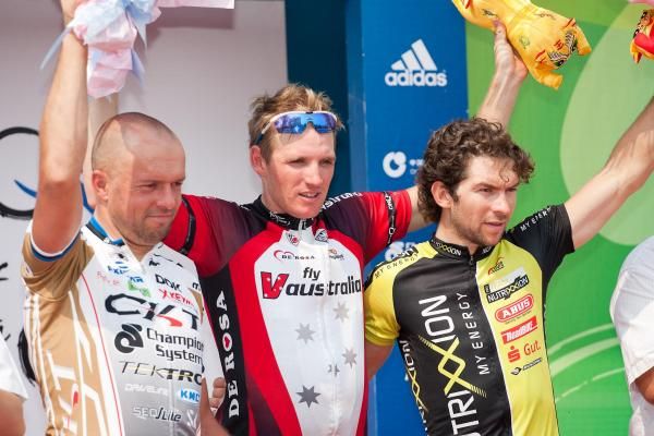 Aaron Kemps (Fly V Australia) stand on top of the podium.