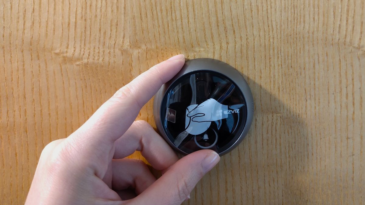 Fitting Ezviz Wire-Free Peephole Door Viewer EP4 to door
