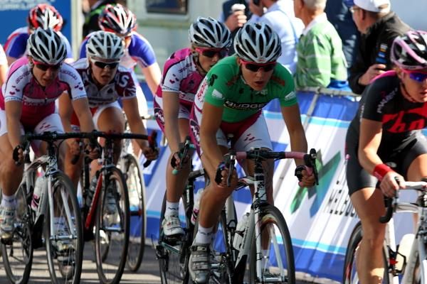 Kirsty Broun (MB Cycles) shadows the wheel of Rochelle Gilmore (HP Pinarello)