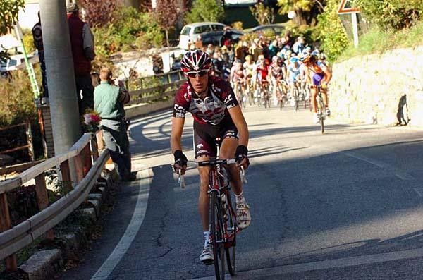 The attack by Andy Schleck was meant to soften up the competition. Thomas Dekker was the first to respond and he can be seen turning around and checking out what the others are doing.