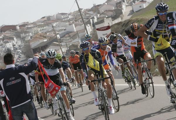 The bunch comes through the feed zone.