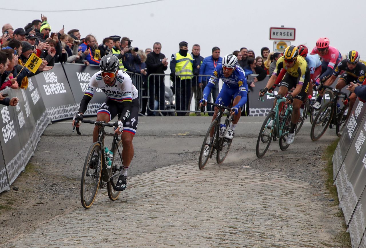 Sagan leads the lead group onto a cobbled sector