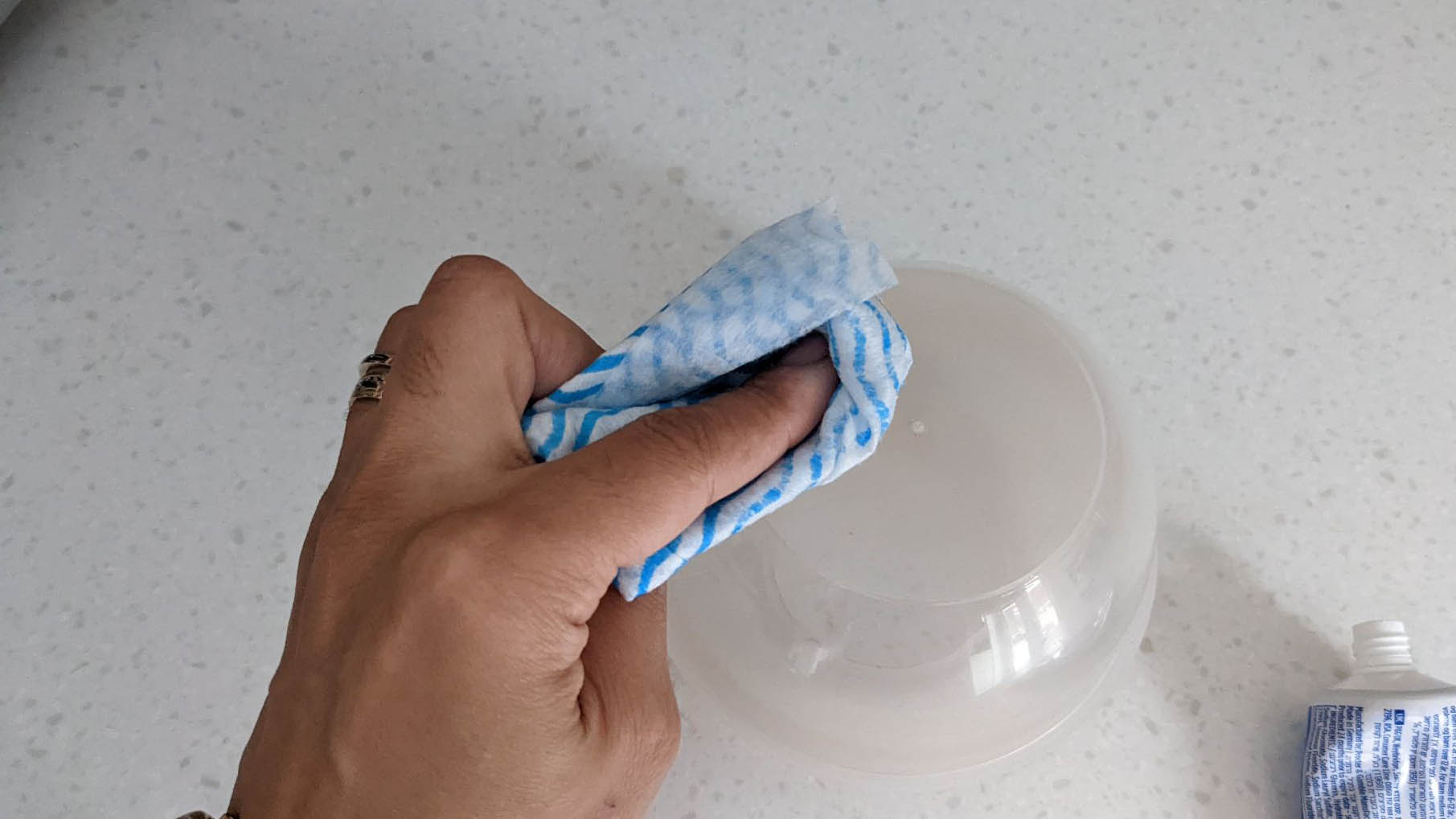 Esfregar marcador permanente da tigela de plástico