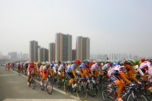 The peloton before zero kilometer
