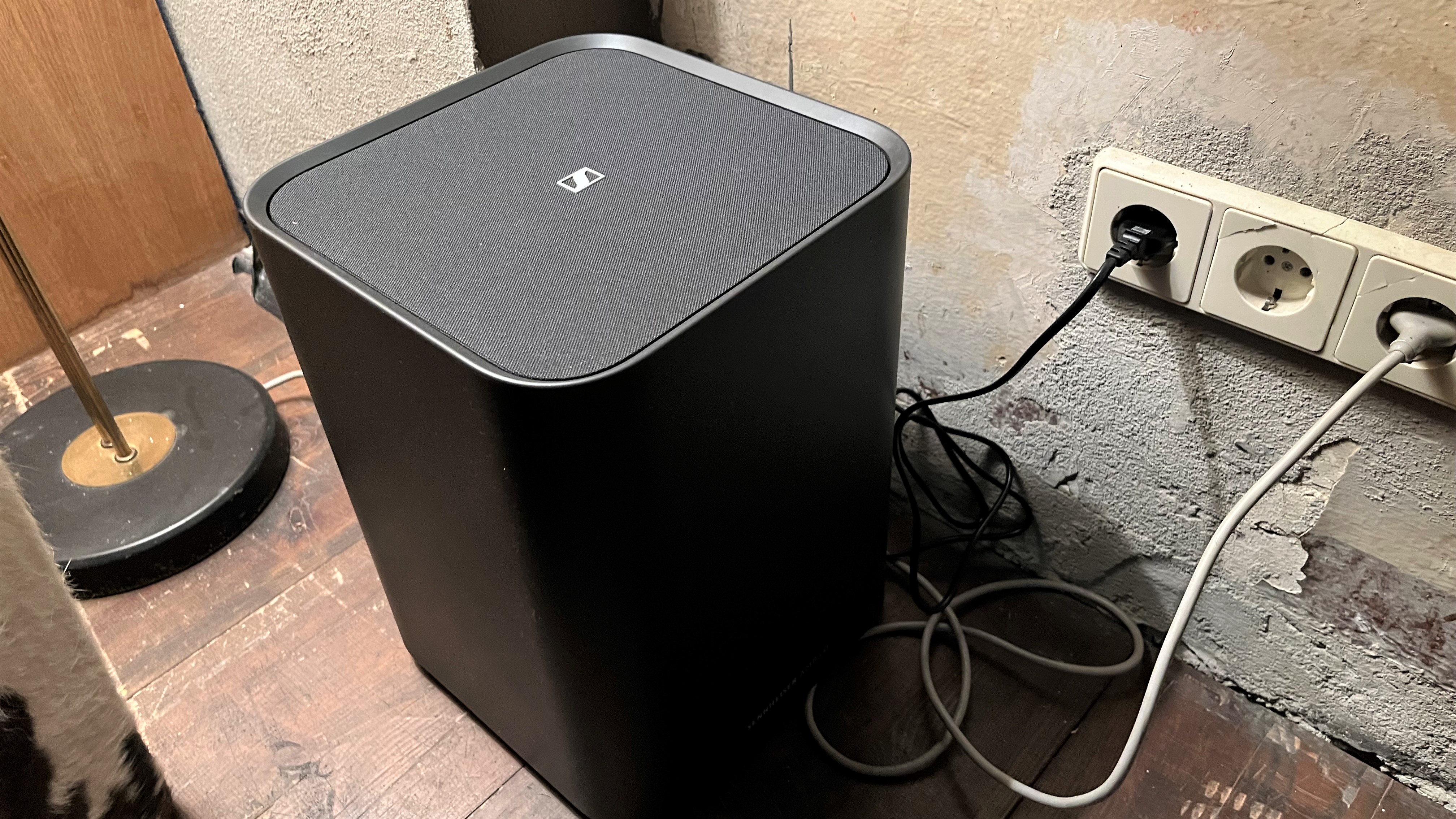 Subwoofer Ambeo de Sennheiser en la esquina de la habitación