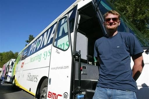 Floyd Landis poses in front of the Phonak team bus before the start of the final stage in Madrid