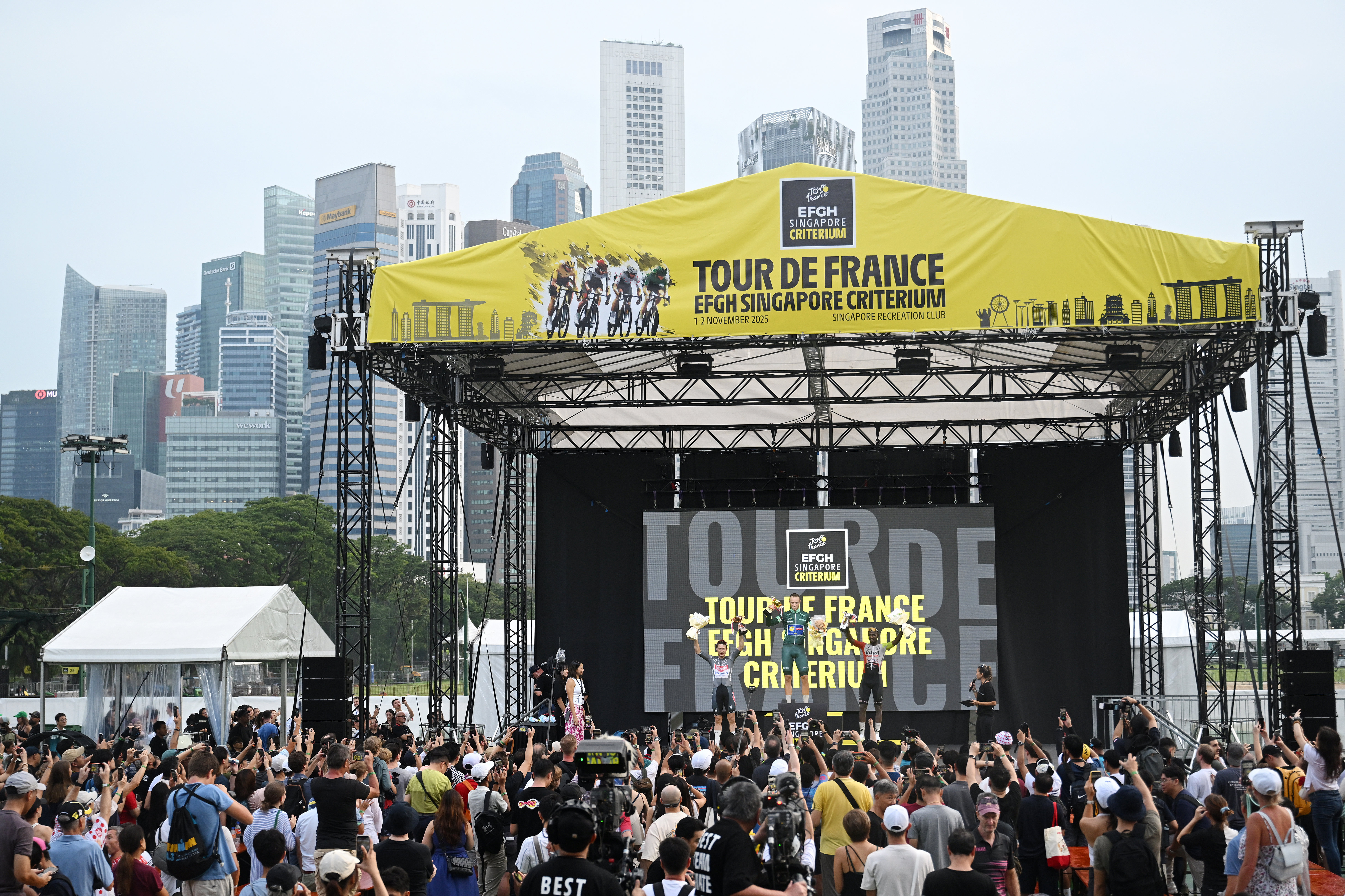 SINGAPUR, SINGAPUR - 2 DE NOVIEMBRE: (LR) Jasper Philipsen de Bélgica y el equipo Alpecin-Deceuninck en segundo lugar, el ganador de la carrera Jonathan Milan de Italia y el equipo Lidl-Trek - Sprint Green Jersey y Biniam Girmay de Eritrea y el equipo Intermarche - Wanty en tercer lugar posan en la ceremonia del podio después del 4to Tour de Francia EFGH Singapur 2025 - carrera Criterium de Carrera de un día de 57,5 km desde Singapur a Singapur el 2 de noviembre de 2025 en Singapur. (Foto de Szymon Gruchalski/Getty Images)