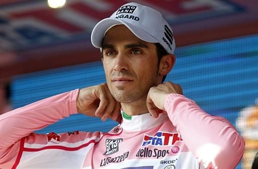Alberto Contador dons another maglia rosa