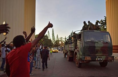 Senegalese troops enter Gamian capital to applause