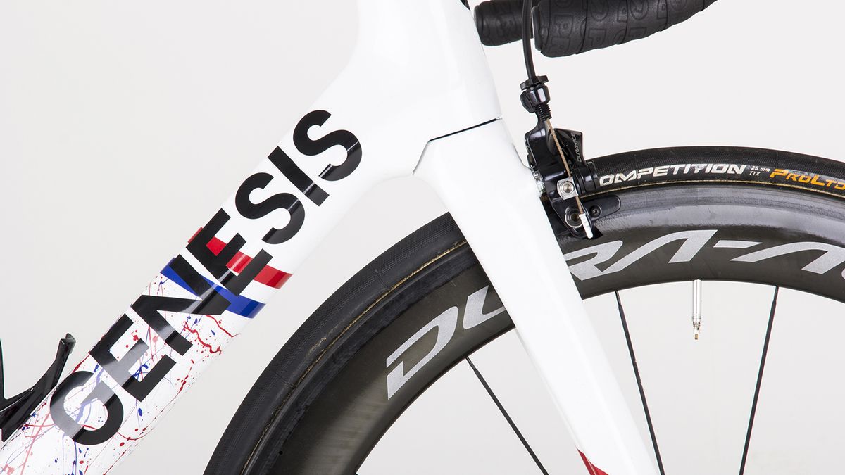 Swift pairs the custom frameset with Shimano Dura-Ace R9100 C60 wheels and 25mm Continental Competition TTX tyres