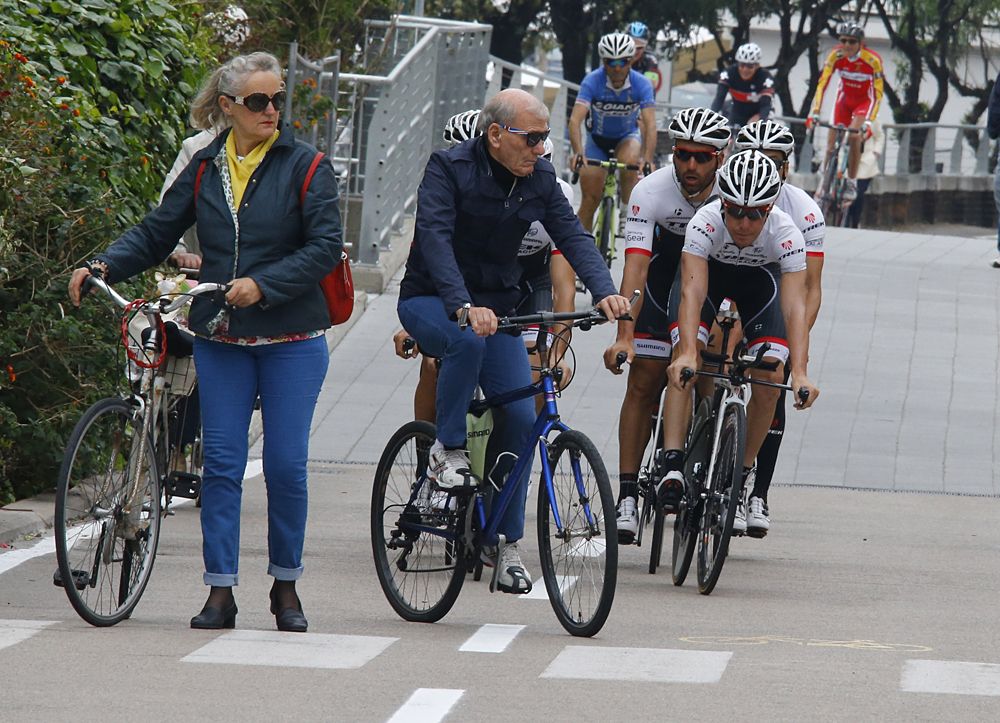 All sorts of cyclists were out to see the team time trial course today
