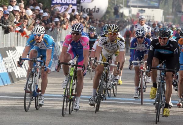 Alessandro Petacchi (Lampre-Farnese Vini) went on the left