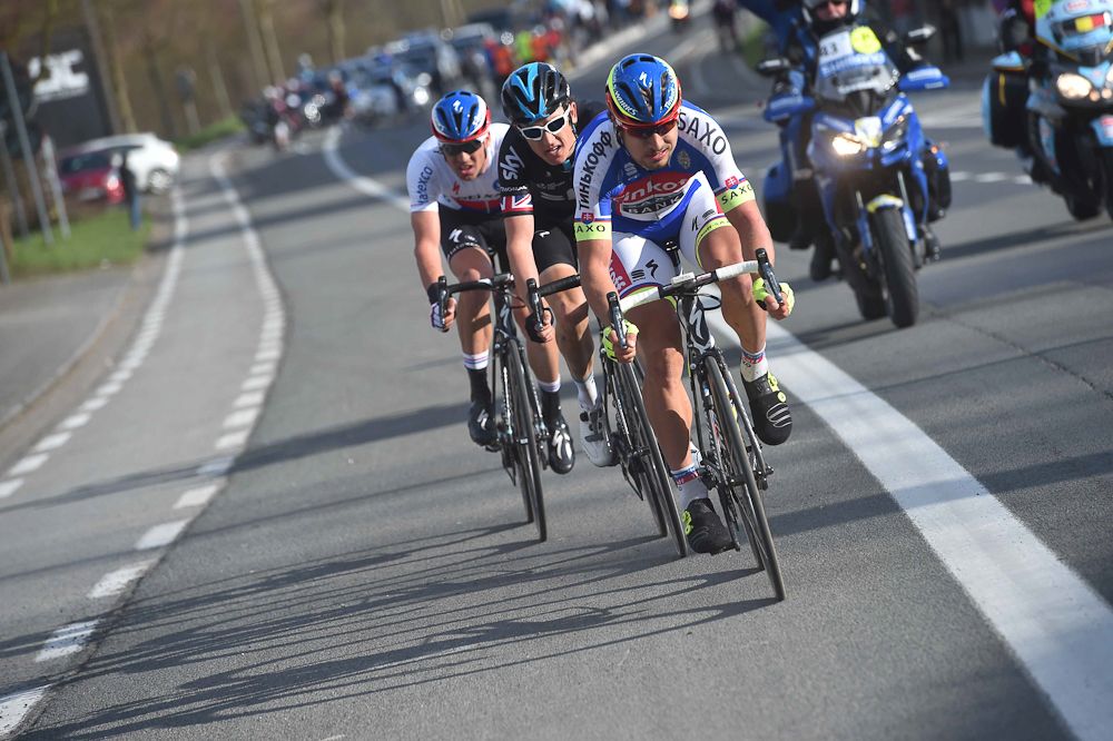 Sagan works on the front of the lead group.