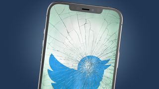 Un écran de téléphone cassé montrant le logo Twitter
