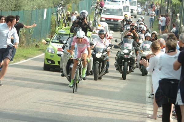 Ivan Basso (Liquigas-Doimo) time trials during the final stage of the Giro d'Italia
