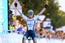 Volta Valenciana: Matej Mohoric powers away to win stage 2 on final descent 