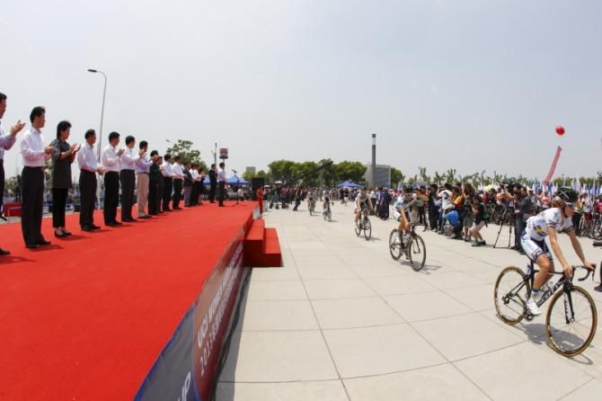 Orica - AIS are presented to the VIPs and the mass ride participants