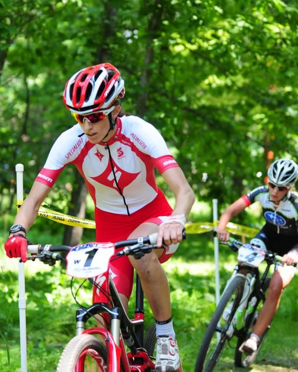 Lea Davison (Specialized) rides with a cast on her left thumb