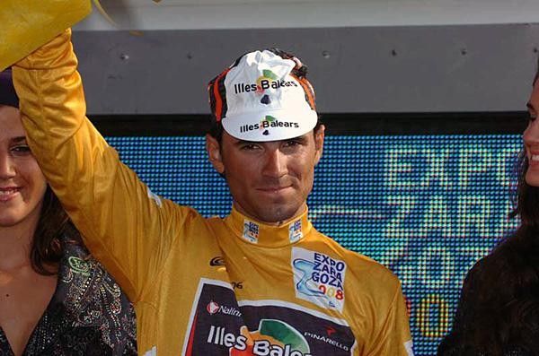 Alejandro Valverde (Caisse d'Epargne) smiles in the gold jersey