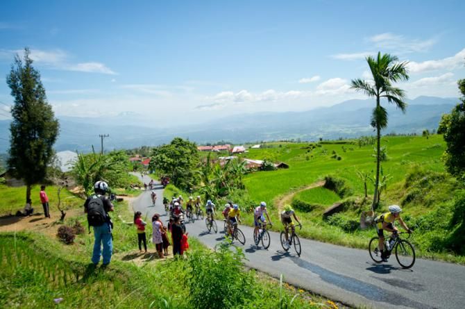 Riders climb the grueling ascent on Stage 5
