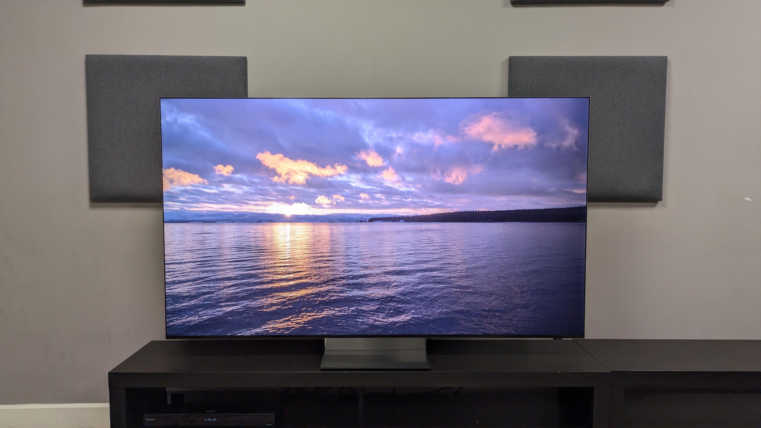 Samsung R95H listing image showing a sunrise over a lake 