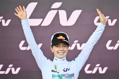Antonia Niedermaier on the podium in the white jersey for the best young rider of the Tour de France Femmes
