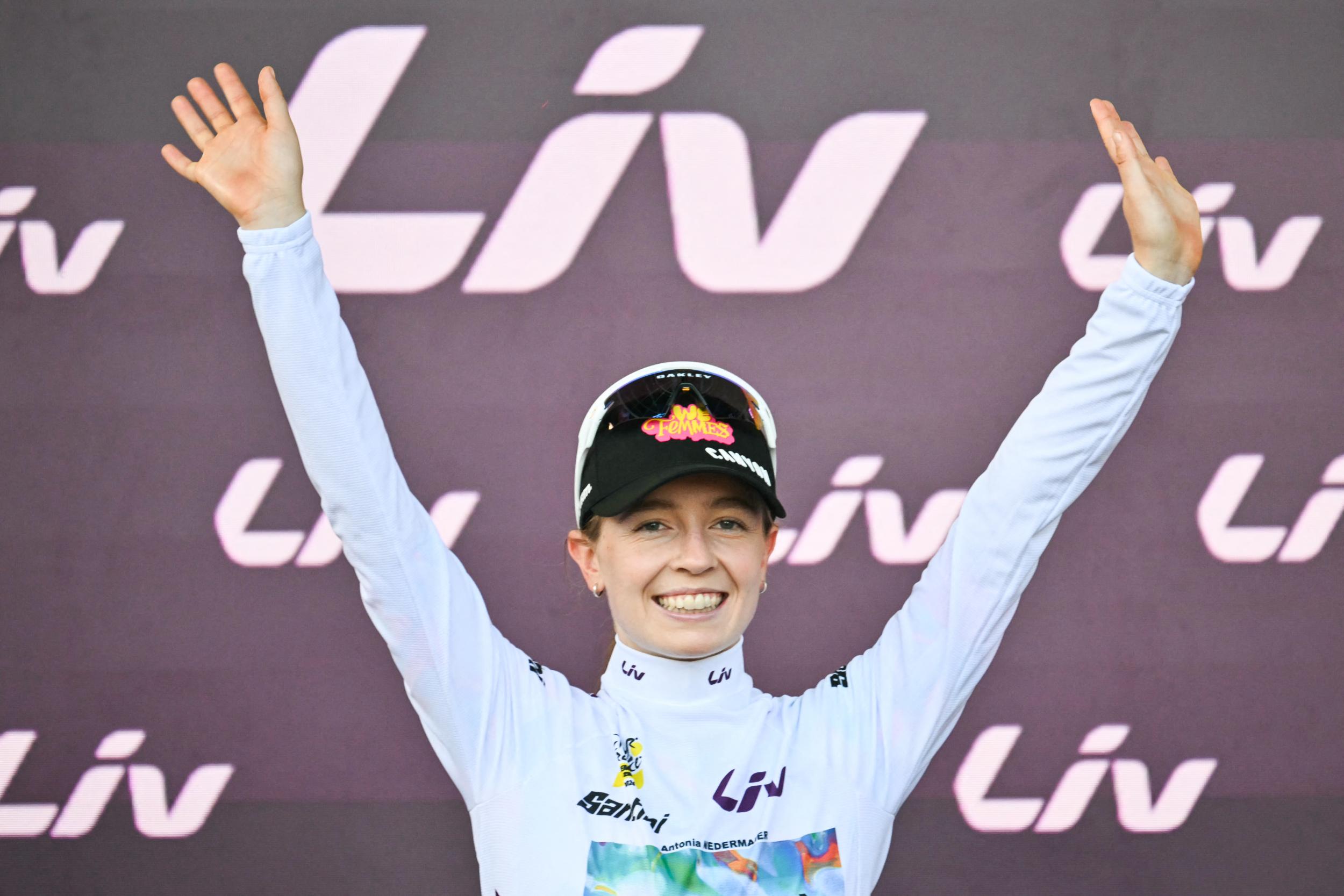 Antonia Niedermaier on the podium in the white jersey for the best young rider of the Tour de France Femmes