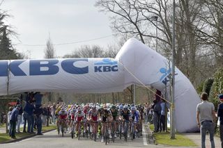 The peloton passes under a rather under inflated inflatable arch during the 2015 Scheldeprijs