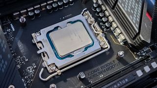  intel Alder Lake, processorer på bundkort og på bordet