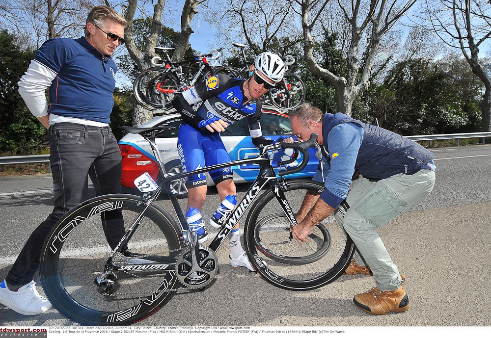 Maxime Bouet gets a tyre change as Brian Holm looks on.