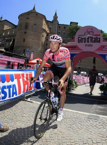 Maglia rosa Ramunas Navardauskas (Garmin-Barracuda) heads to the sign-on stage.