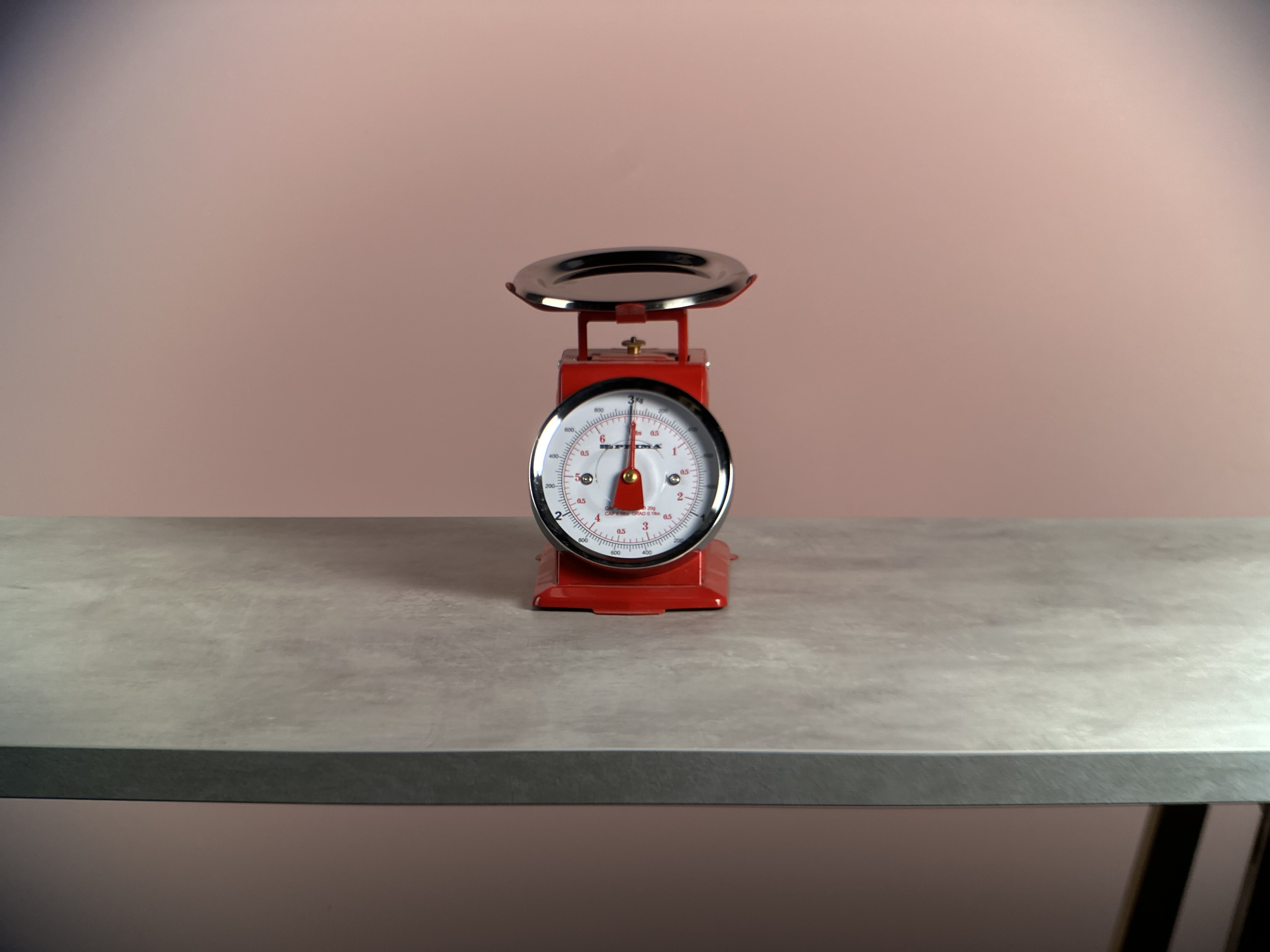 A photo of a red old fashioned analog scale shot on the Freewell 6x lens