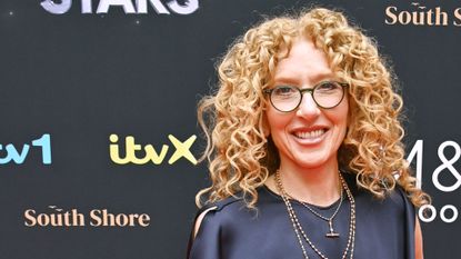 KELLY HOPPEN WEARING A NAVY DRESS