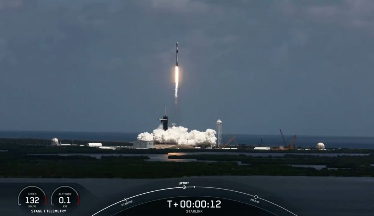 SpaceX Falcon 9는 13번째로 발사되어 재사용 기록을 세웠습니다.