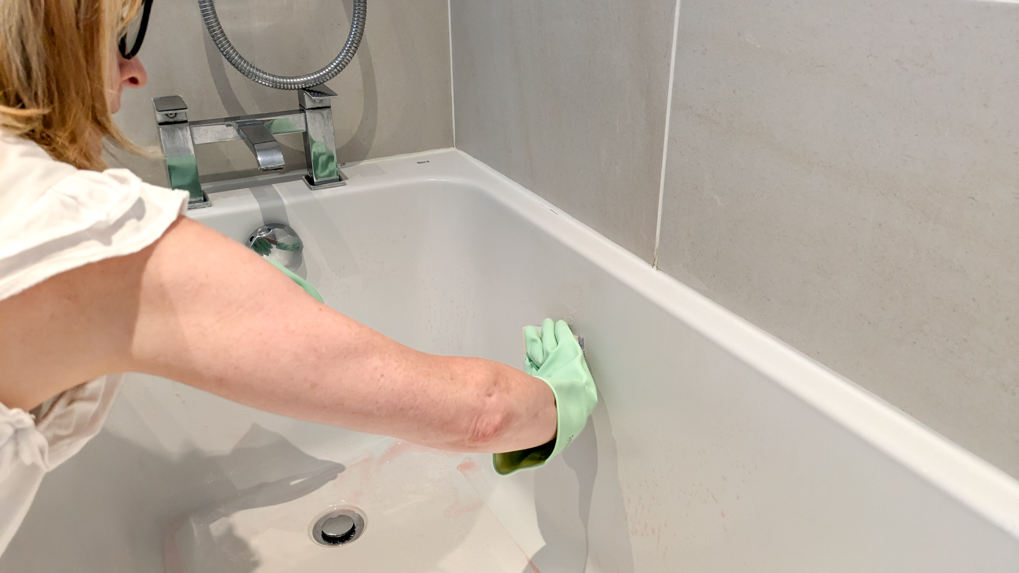Cleaning a bathtub