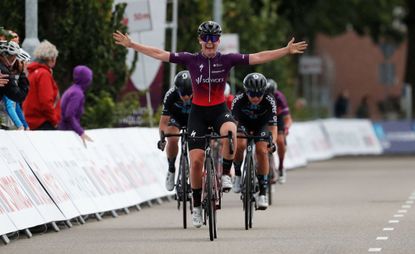 Lonneke Uneken (SDWorx) wins a crashed marred stage 3 of the 2021 Simac Ladies Tour